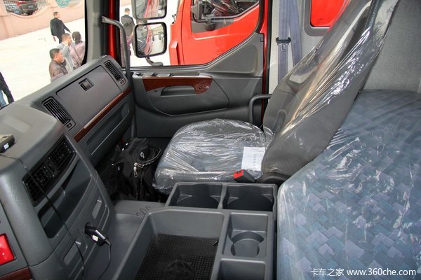 东风柳汽 霸龙重卡 315马力 8X4 排半厢式载货车底盘(LZ5311XXYQELA)驾驶室图（16/21）