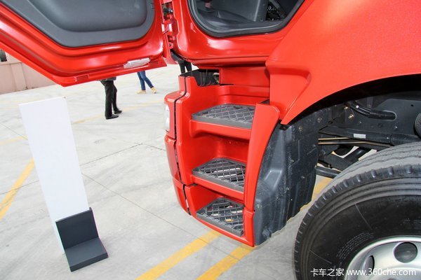 东风柳汽 霸龙重卡 315马力 8X4 排半厢式载货车底盘(LZ5311XXYQELA)驾驶室图（2/21）