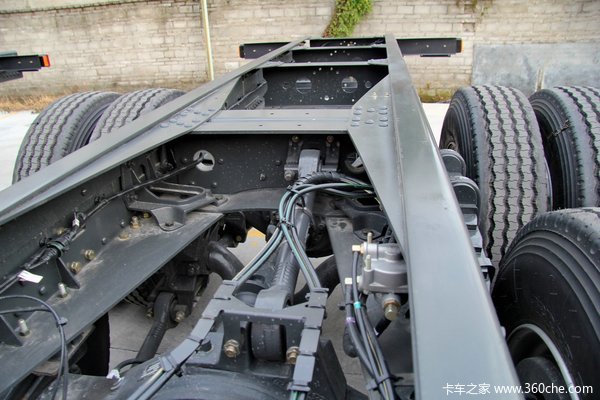 东风柳汽 霸龙重卡 315马力 8X4 排半厢式载货车底盘(LZ5311XXYQELA)底盘图（24/51）