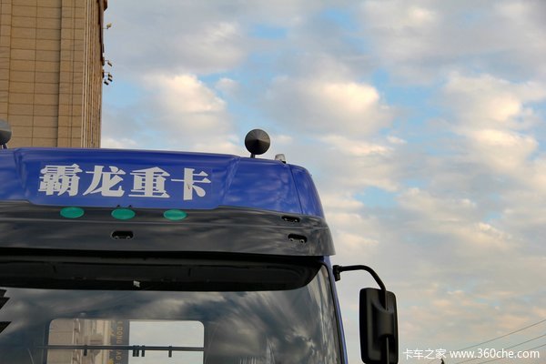 东风柳汽 霸龙重卡 320马力 8X4 排半仓栅载货车底盘(LZ5311CCYM5FA)外观图（9/27）