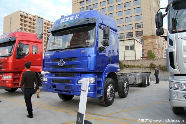 东风柳汽 霸龙重卡 300马力 8X4 排半载货车底盘(LZ1311QELA)