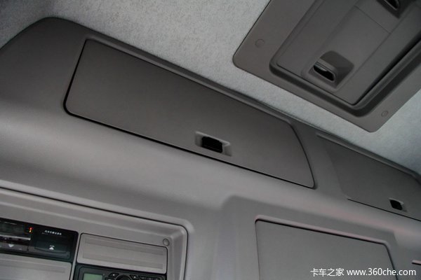 东风柳汽 霸龙重卡 320马力 8X4 排半仓栅载货车底盘(LZ5311CCYM5FA)驾驶室图（18/23）
