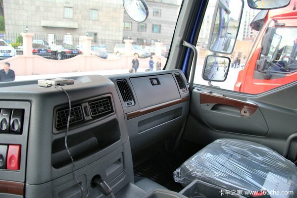 东风柳汽 霸龙重卡 320马力 8X4 排半仓栅载货车底盘(LZ5311CCYM5FA)驾驶室图（12/23）
