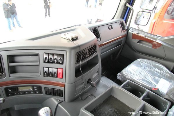 东风柳汽 霸龙重卡 320马力 8X4 排半仓栅载货车底盘(LZ5311CCYM5FA)驾驶室图（7/23）