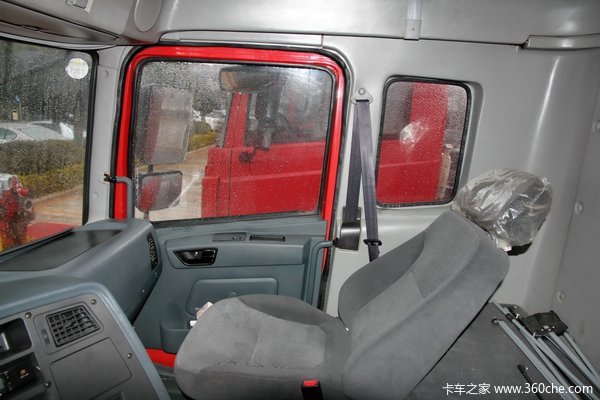 华菱 汉马重卡 160马力 4X2 单排厢式载货车(HN5160XXYC16C8M4)驾驶室图（38/45）