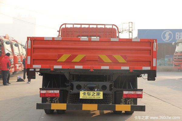 东风多利卡D9 160马力 4x2 6.8米栏板载货车(DFA1161L10D7)(东风康明斯)外观图（6/53）