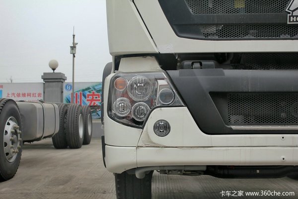 中国重汽 HOWO T5G重卡 340马力 8X4 载货车底盘(ZZ1317N466GD1)外观图（18/27）