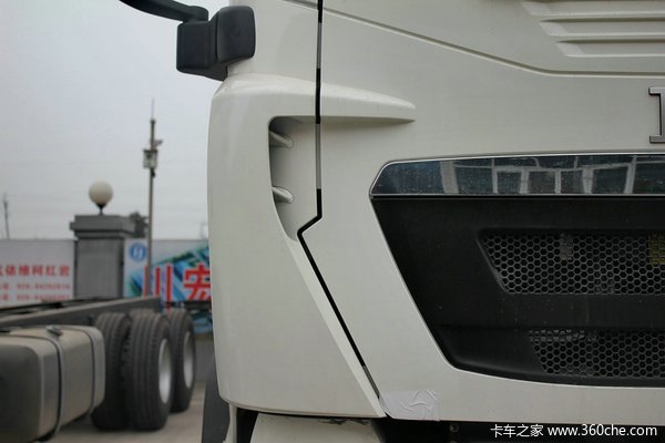 中国重汽 HOWO T5G重卡 340马力 8X4 载货车底盘(ZZ1317N466GD1)外观图（15/27）