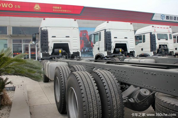 中国重汽 HOWO T5G重卡 340马力 8X4 载货车底盘(ZZ1317N466GD1)外观图（6/27）