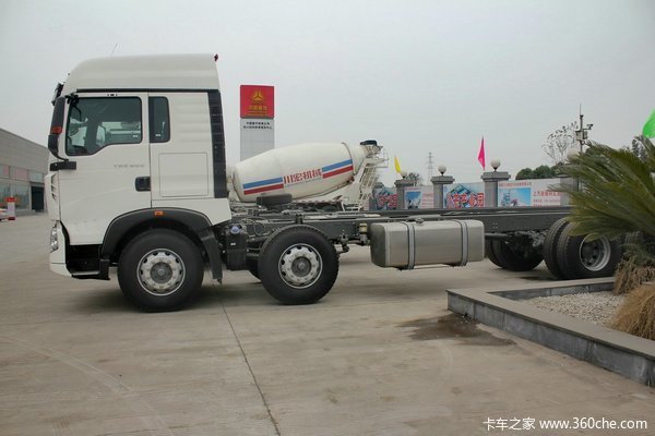 中国重汽 HOWO T5G重卡 340马力 8X4 载货车底盘(ZZ1317N466GD1)外观图（5/27）