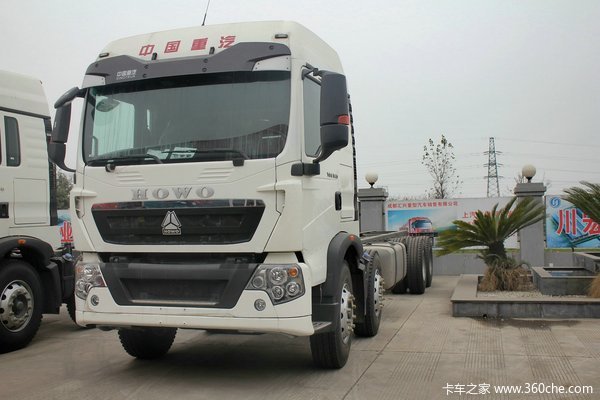 中国重汽 HOWO T5G重卡 340马力 8X4 载货车底盘(ZZ1317N466GD1)外观图（3/27）