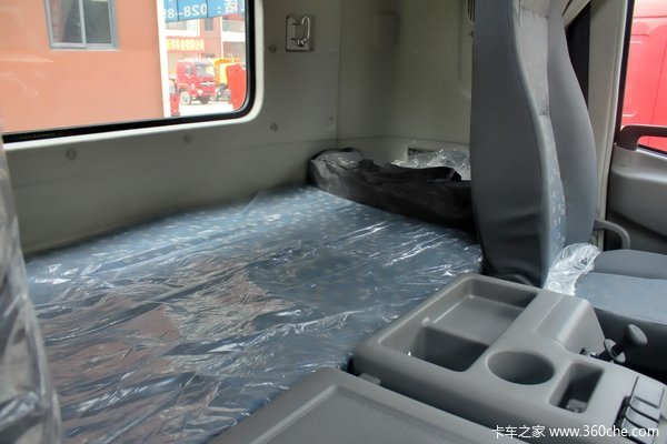 东风 天龙重卡 315马力 8X4 载货车(DFL1311A10)驾驶室图（37/59）