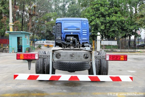 中国重汽 HOWO T5G重卡 180马力 4X2 排半厢式载货车底盘(ZZ1167H501GD1)外观图（15/65）