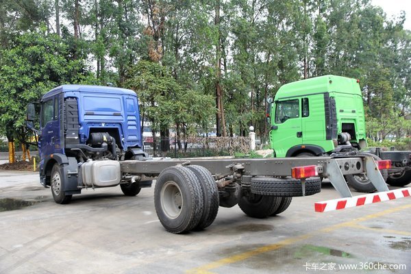 中国重汽 HOWO T5G重卡 180马力 4X2 排半厢式载货车底盘(ZZ1167H501GD1)外观图（14/65）
