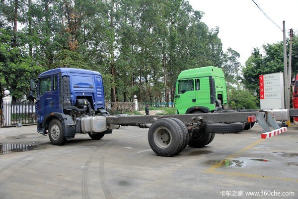 中国重汽 HOWO T5G重卡 180马力 4X2 排半厢式载货车底盘(ZZ1167H501GD1)外观图（13/65）