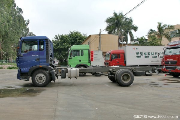 中国重汽 HOWO T5G重卡 180马力 4X2 排半厢式载货车底盘(ZZ1167H501GD1)外观图（9/65）