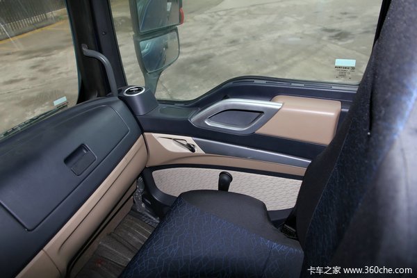 中国重汽 HOWO T5G重卡 180马力 4X2 排半厢式载货车底盘(ZZ1167H501GD1)驾驶室图（60/67）