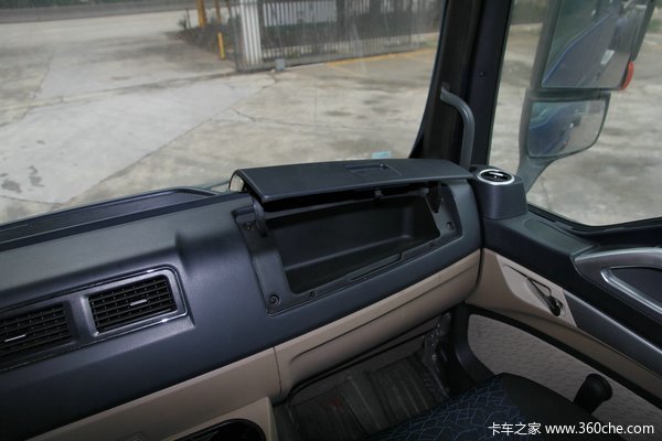 中国重汽 HOWO T5G重卡 180马力 4X2 排半厢式载货车底盘(ZZ1167H501GD1)驾驶室图（58/67）