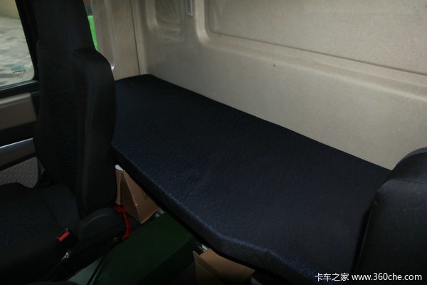 中国重汽 HOWO T5G重卡 180马力 4X2 排半厢式载货车底盘(ZZ1167H501GD1)驾驶室图（49/67）