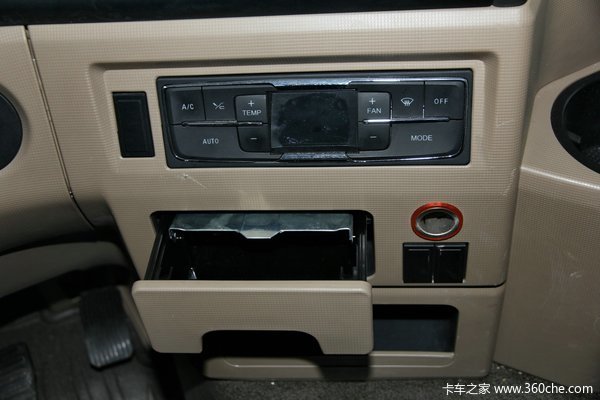中国重汽 HOWO T5G重卡 180马力 4X2 排半厢式载货车底盘(ZZ1167H501GD1)驾驶室图（28/67）