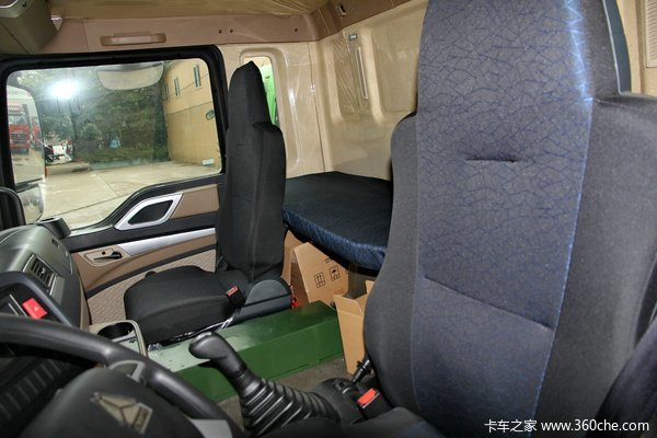 中国重汽 HOWO T5G重卡 180马力 4X2 排半厢式载货车底盘(ZZ1167H501GD1)驾驶室图（7/67）