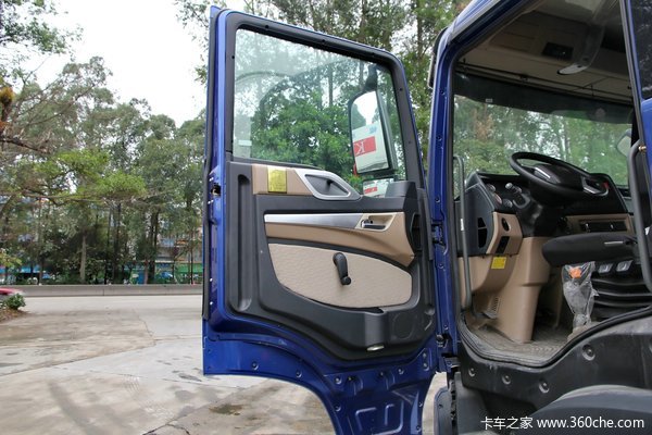 中国重汽 HOWO T5G重卡 180马力 4X2 排半厢式载货车底盘(ZZ1167H501GD1)驾驶室图（5/67）