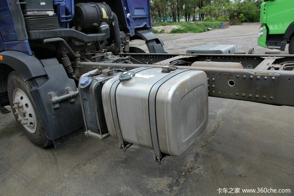 中国重汽 HOWO T5G重卡 180马力 4X2 排半厢式载货车底盘(ZZ1167H501GD1)底盘图（19/48）