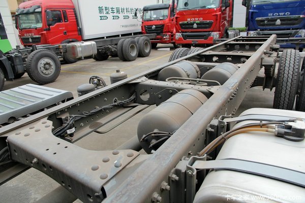中国重汽 HOWO T5G重卡 180马力 4X2 排半厢式载货车底盘(ZZ1167H501GD1)底盘图（18/48）