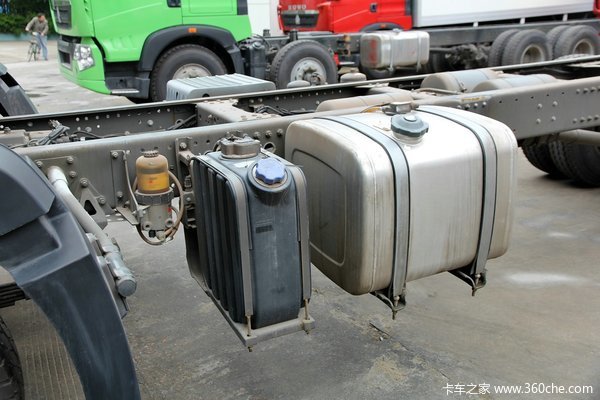 中国重汽 HOWO T5G重卡 180马力 4X2 排半厢式载货车底盘(ZZ1167H501GD1)底盘图（8/48）