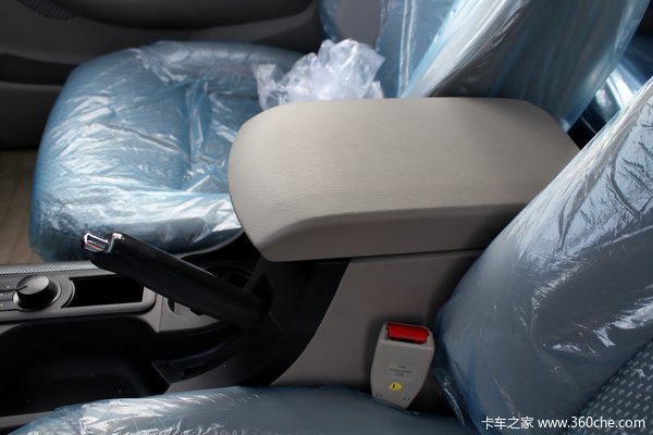福田 萨普Z6 征服者 2.8L柴油 95马力 四驱 双排皮卡(舒适版)驾驶室图（32/33）