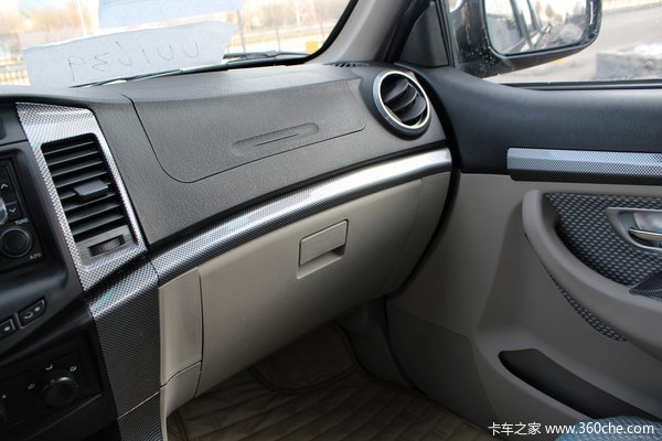 福田 萨普Z6 征服者 2.8L柴油 95马力 四驱 双排皮卡(舒适版)驾驶室图（28/33）