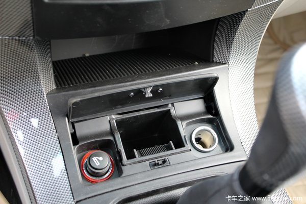 福田 萨普Z6 征服者 2.8L柴油 95马力 四驱 双排皮卡(舒适版)驾驶室图（26/33）
