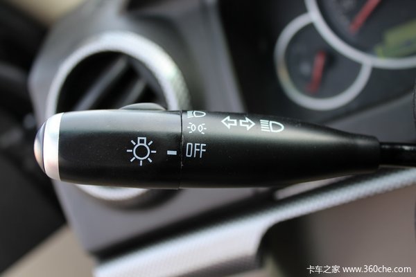 福田 萨普Z6 征服者 2.8L柴油 95马力 四驱 双排皮卡(舒适版)驾驶室图（15/33）