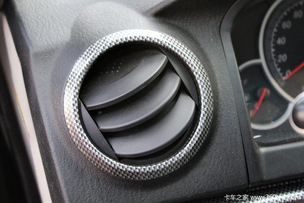 福田 萨普Z6 征服者 2.8L柴油 95马力 四驱 双排皮卡(舒适版)驾驶室图（7/33）