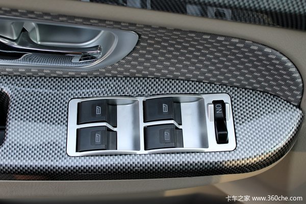 福田 萨普Z6 征服者 2.8L柴油 95马力 四驱 双排皮卡(舒适版)驾驶室图（3/33）