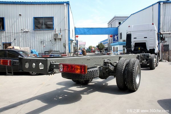 中国重汽 HOWO T5G重卡 240马力 6X2 厢式载货车底盘(ZZ1257K56CGD1)外观图（8/55）