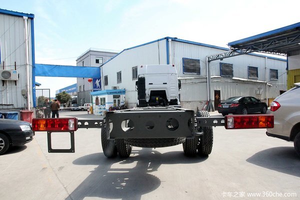 中国重汽 HOWO T5G重卡 240马力 6X2 厢式载货车底盘(ZZ1257K56CGD1)外观图（7/55）