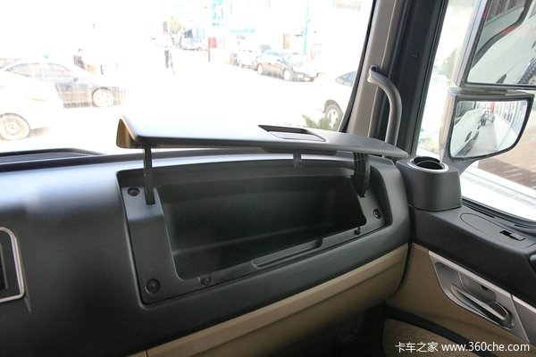 中国重汽 HOWO T5G重卡 240马力 6X2 厢式载货车底盘(ZZ1257K56CGD1)驾驶室图（62/91）