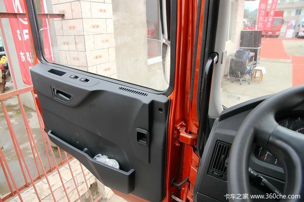 东风多利卡D9 160马力 4X2 6.8米厢式载货车(DFA5161XXYL10D7AC)驾驶室图（12/49）