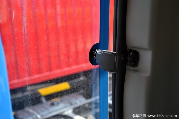 青岛解放 麟V中卡 140马力 4X2 6.2米厢式载货车(CA5145XXYP40K2L5E4A85-3)驾驶室图（43/46）