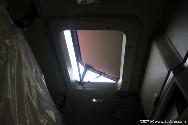 四川现代 Xcient创虎 410马力 8X4 栏板载货车(CHM1310KPQ80M)驾驶室图（36/45）
