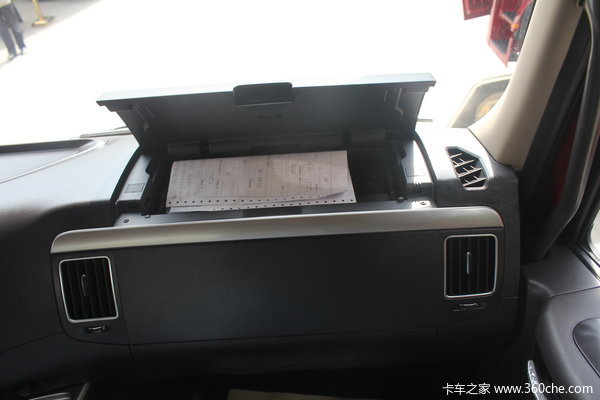 四川现代 Xcient创虎 410马力 8X4 栏板载货车(CHM1310KPQ80M)驾驶室图（34/45）