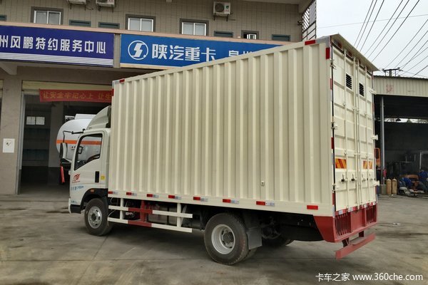 中国重汽 HOWO 113马力 4X2 4.5米单排厢式载货车(ZZ5127XXYD3415D1)外观图（4/6）