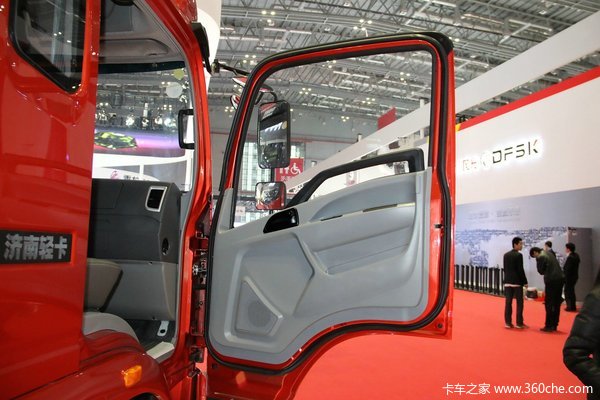 中国重汽HOWO轻卡 160马力 4X2 5.75米排半厢式(ZZ5127XXYG451CD1)驾驶室图（15/15）