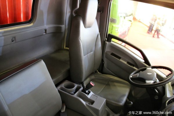 中国重汽HOWO轻卡 160马力 4X2 5.75米排半厢式(ZZ5127XXYG451CD1)驾驶室图（9/15）