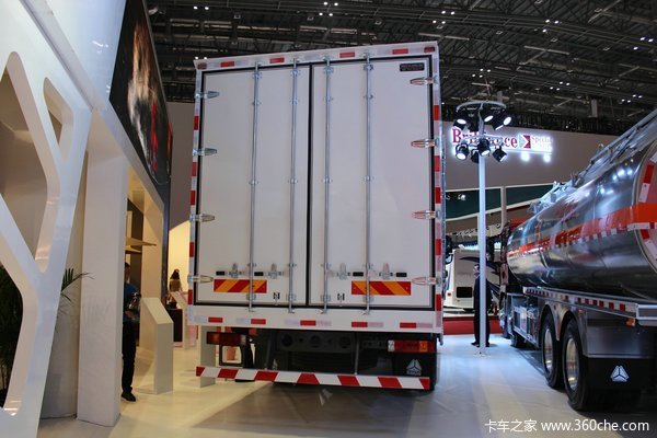 中国重汽 HOWO T5G重卡 180马力 4X2 排半厢式载货车(ZZ5167XXYK501GE1)外观图（5/19）