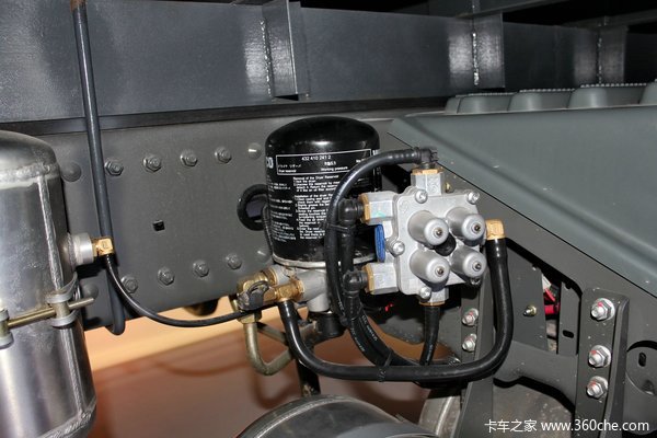 中国重汽 HOWO T5G重卡 180马力 4X2 排半厢式载货车(ZZ5167XXYK501GE1)底盘图（21/26）