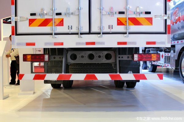 中国重汽 HOWO T5G重卡 180马力 4X2 排半厢式载货车(ZZ5167XXYK501GE1)上装图（6/13）