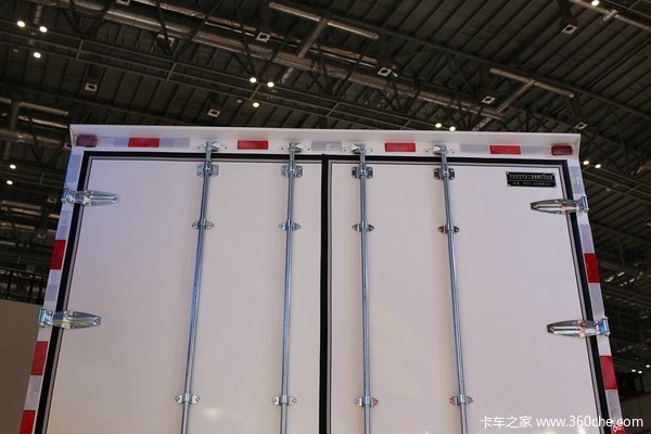 中国重汽 HOWO T5G重卡 180马力 4X2 排半厢式载货车(ZZ5167XXYK501GE1)上装图（4/13）