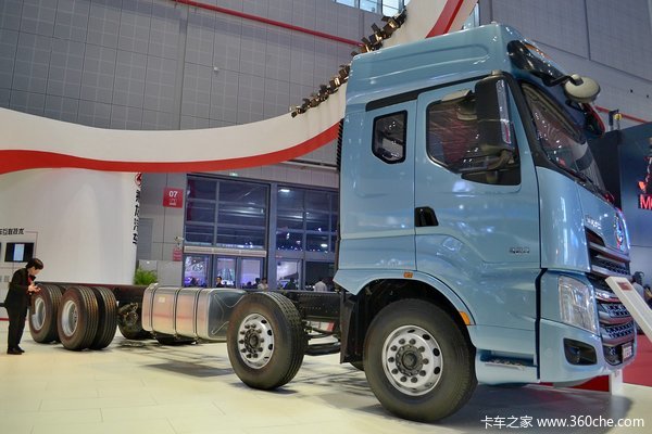 东风柳汽 乘龙H7重卡 320马力 8X4 载货车底盘(豪华版)(LZ1311QELAT)外观图（10/37）